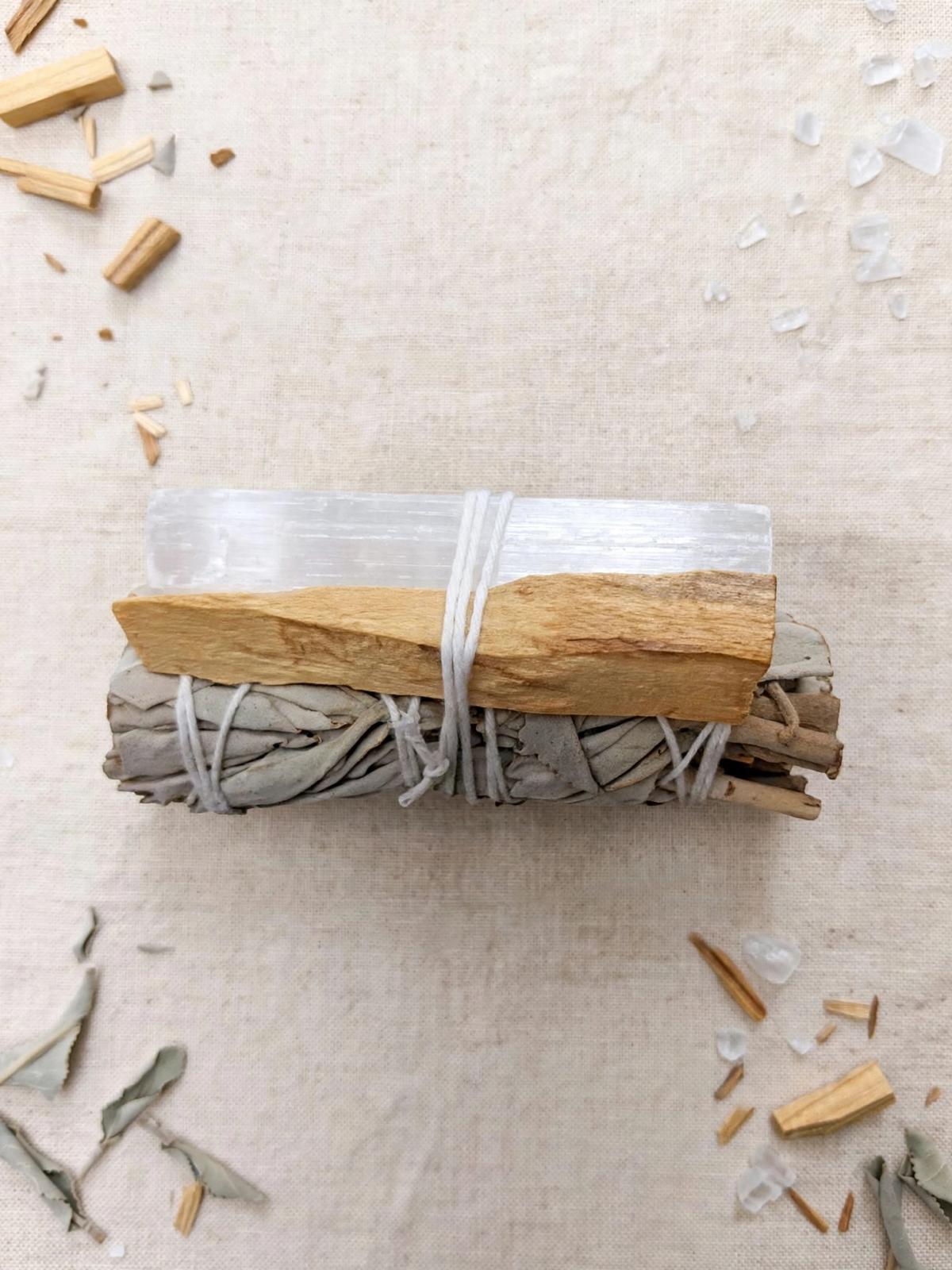 ATADO DE SALVIA BLANCA, PALO SANTO Y SELENITA